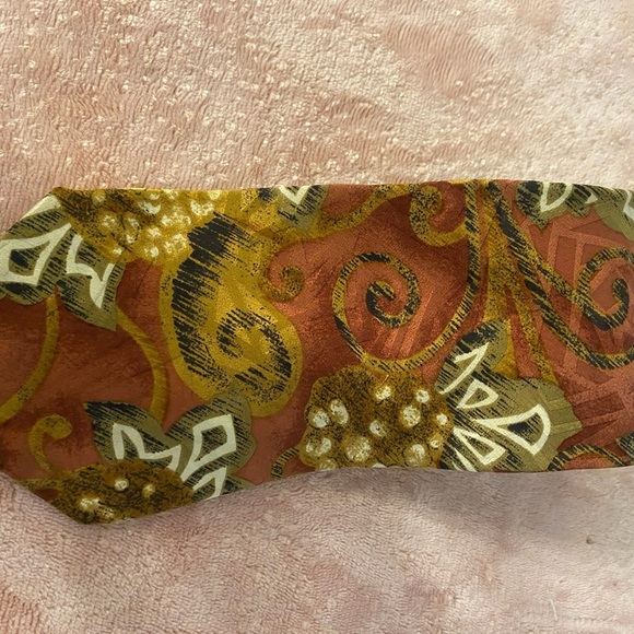 nina mitaua Other - Elegant Men's Tie with Red and Gold Floral Pattern